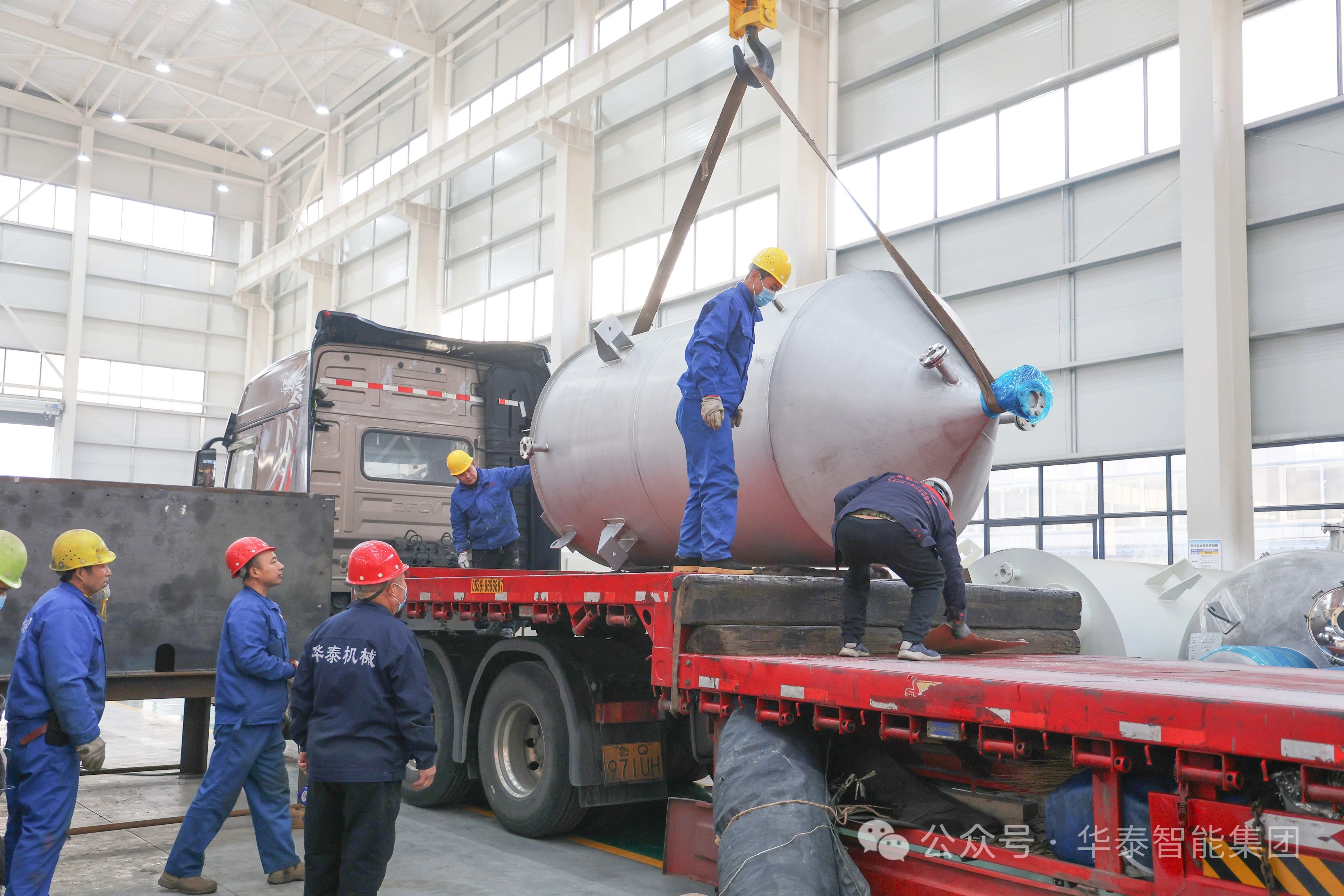華泰智能裝備集團10TPD一級大豆油精煉設(shè)備啟運山東，助力高品質(zhì)食用油市場