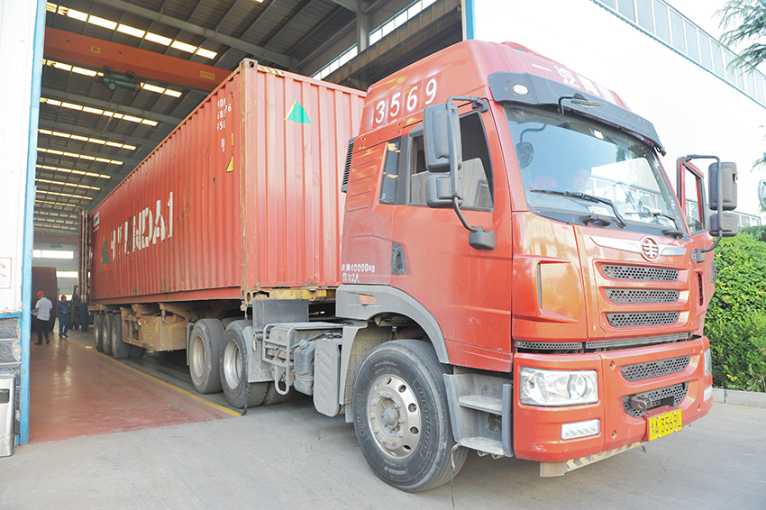 華泰集團承攬的500T葵花籽預處理、250T浸出、120T精煉和脫蠟項目發(fā)往哈薩克斯坦